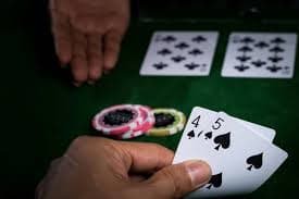 Antarmuka pemain Diamond Empire menampilkan tabel taruhan dan saldo akun